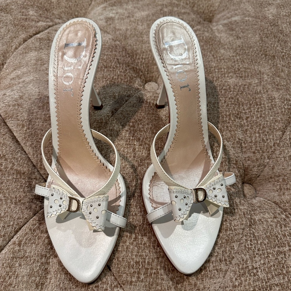 Dior White heel with bow accent